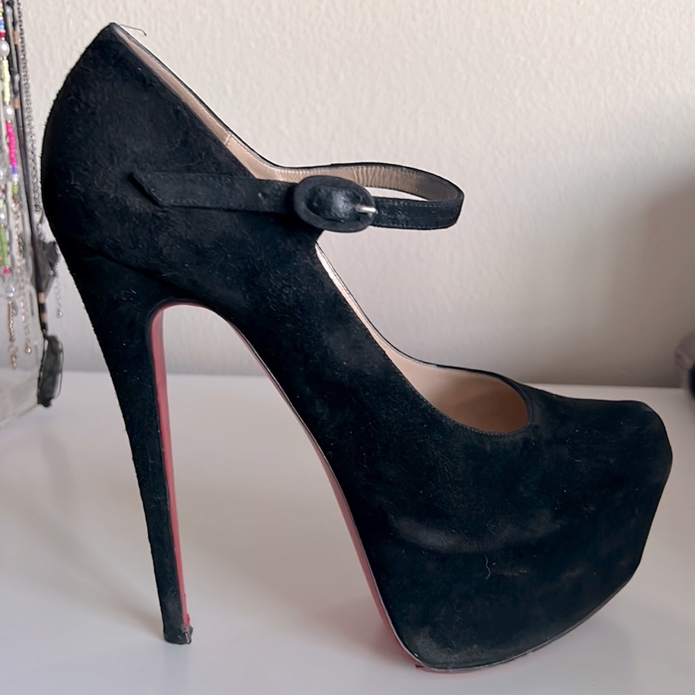 Size 41, but runs more like 9